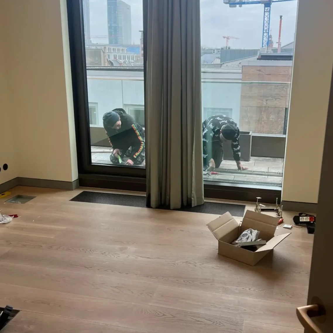 Dienstleistung Innenausbau Handwerker bei der Bodenverlegung im Privathaushalt - Kulpa Bau Rhein-Main - Innenausbau und Einrichtung